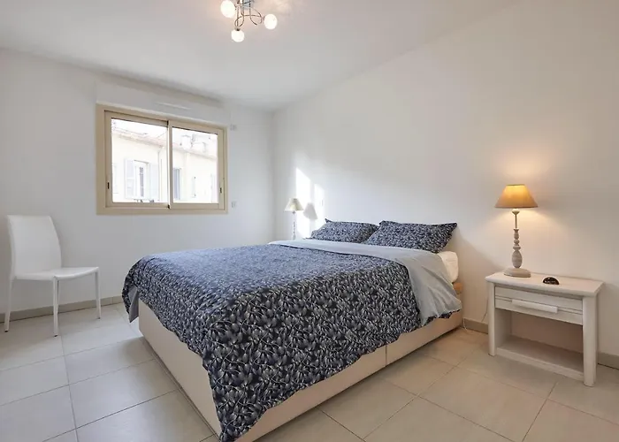 Montaigne Apartment *