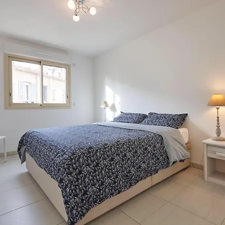 Montaigne Apartment *